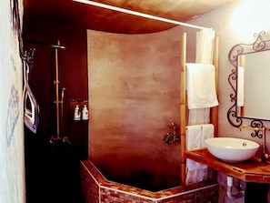 Family Room | Bathroom | Free toiletries, hair dryer, slippers, towels - Kenting Sky Villa (Hengchun)