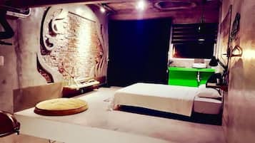 Fjölskylduherbergi | Míníbarir (sumir drykkir ókeypis), sérhannaðar innréttingar, skrifborð