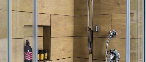 Douche, séchoir à cheveux, serviettes fournies, savon