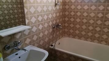 Apartemen Comfort, Beberapa Tempat Tidur, balkon | Kamar mandi | Kombinasi shower/bathtub, perlengkapan mandi gratis, handuk, dan sampo