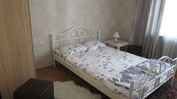 Comfort Apartment, Multiple Beds, Balcony | 4 bedrooms, free WiFi, bed sheets