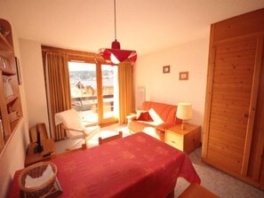 TV - South Facing Studio Cabin for 3 in Les Saisies (Hauteluce)