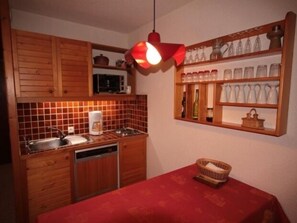 Fridge, dishwasher, coffee/tea maker, toaster - South Facing Studio Cabin for 3 in Les Saisies (Hauteluce)