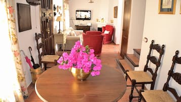 Rumah, 4 kamar tidur, teras | Makan di kamar