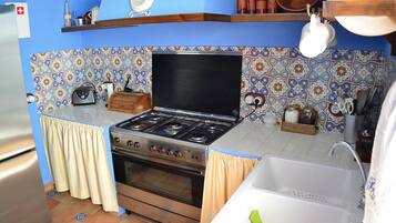 Rumah, 4 kamar tidur, teras | Dapur pribadi | Lemari es besar, microwave, oven, dan kompor