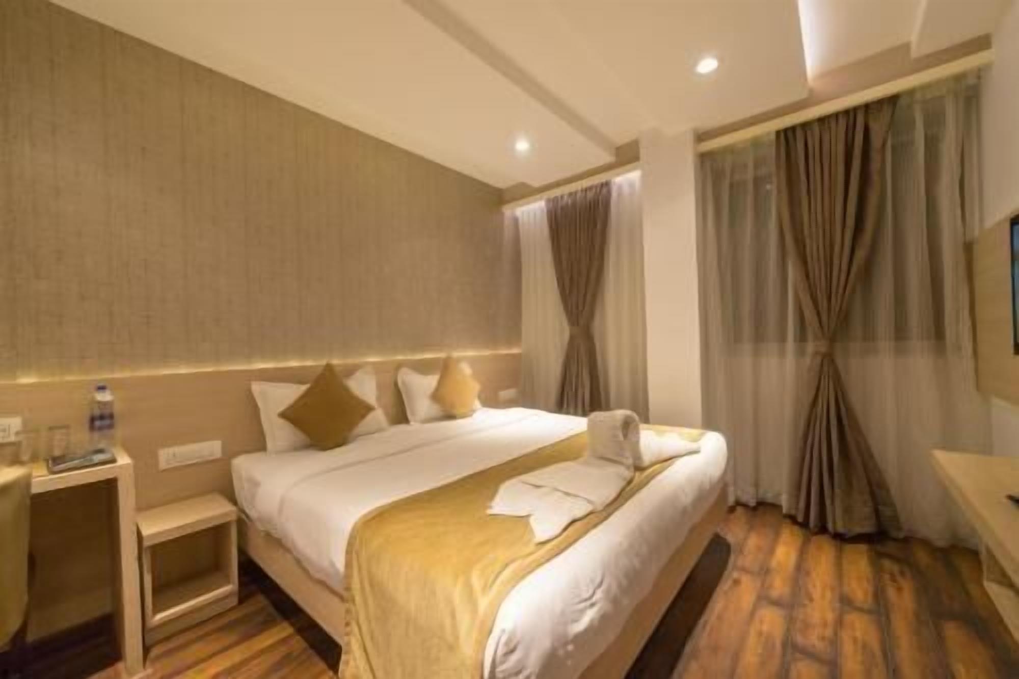 Minibar, caja de seguridad en la habitación y escritorio 