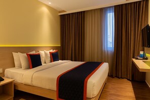 Minibar, in-room safe, desk, blackout curtains - Zip By Spree Hotels Samudra (Belagavi)