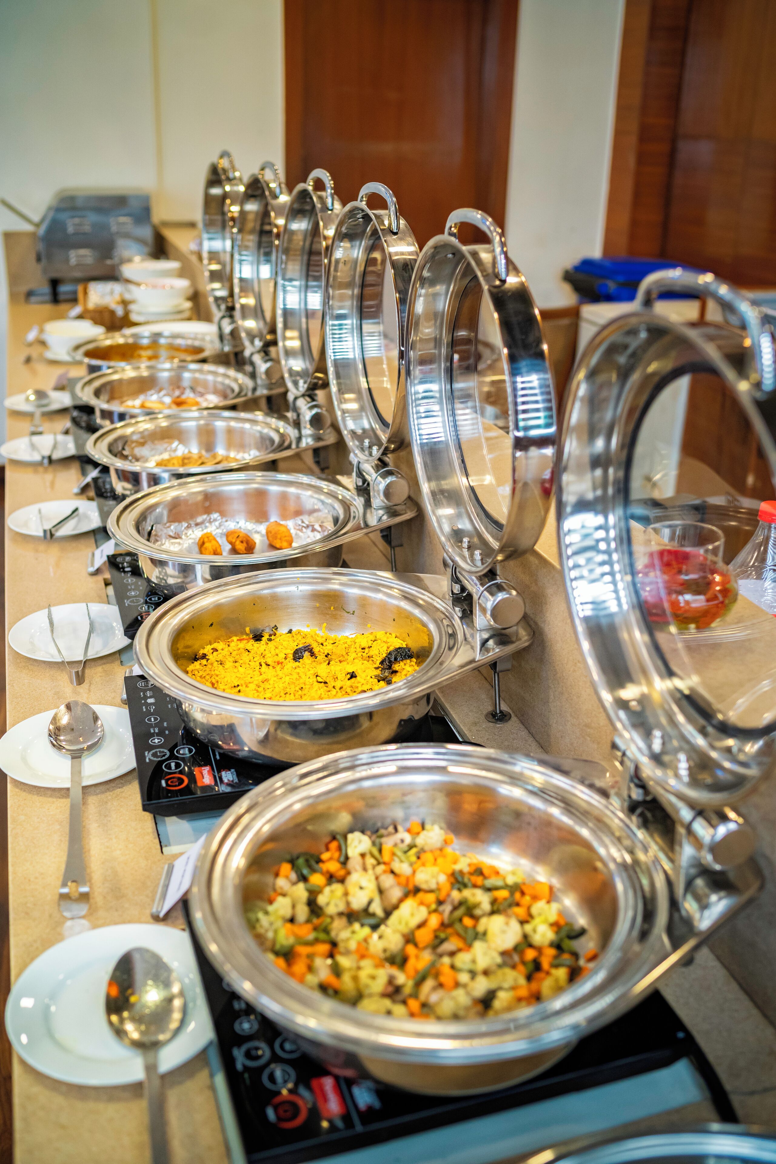 Buffet breakfast on weekdays (INR 200 per person)