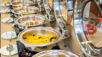 Desayuno buffet entre semana (INR 200 por persona)