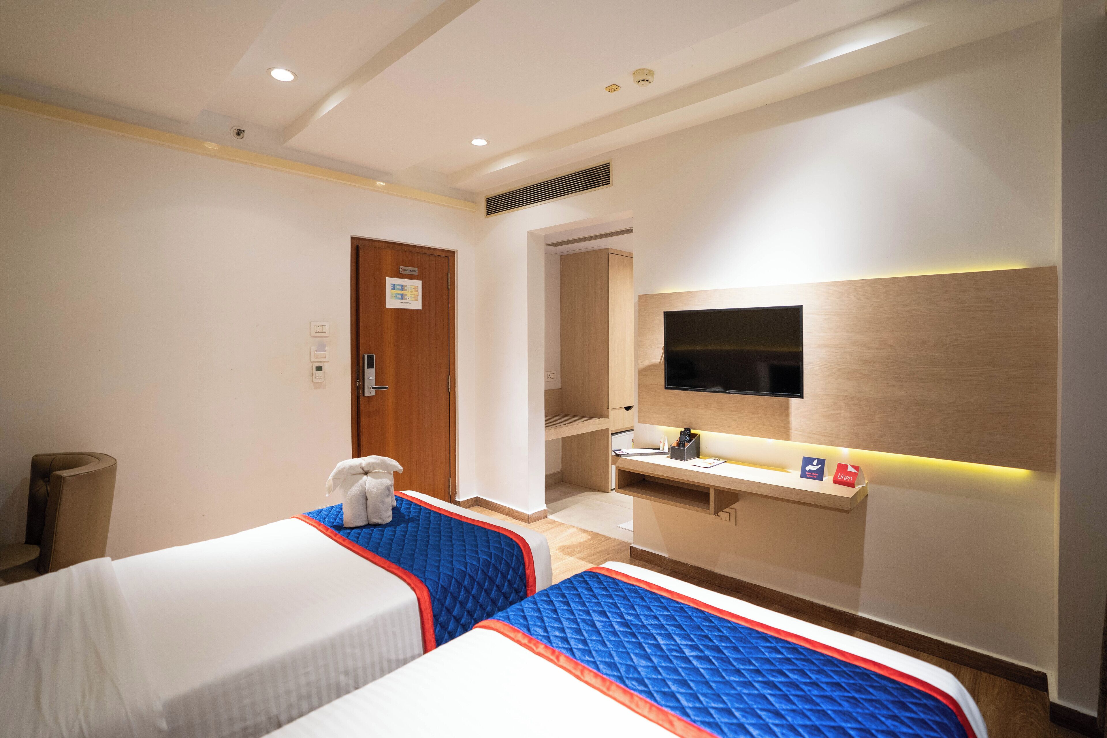 Superior Twin Room | Minibar, in-room safe, desk, blackout curtains