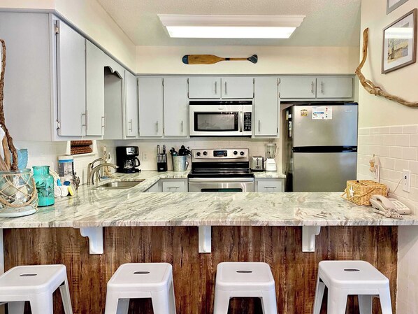 Refrigerador, microondas, horno y parrilla de estufa 