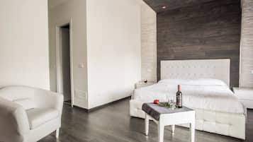 Habitación cuádruple | Caja fuerte, sistema de insonorización, wifi gratis y ropa de cama