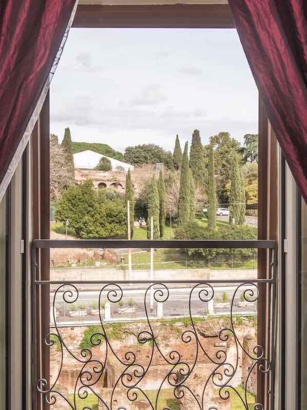 In-room safe, soundproofing, free WiFi, bed sheets - Royal Rooms Colosseo (Rome)