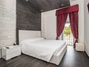 Double Room | In-room safe, soundproofing, free WiFi, bed sheets - Royal Rooms Colosseo (Rome)