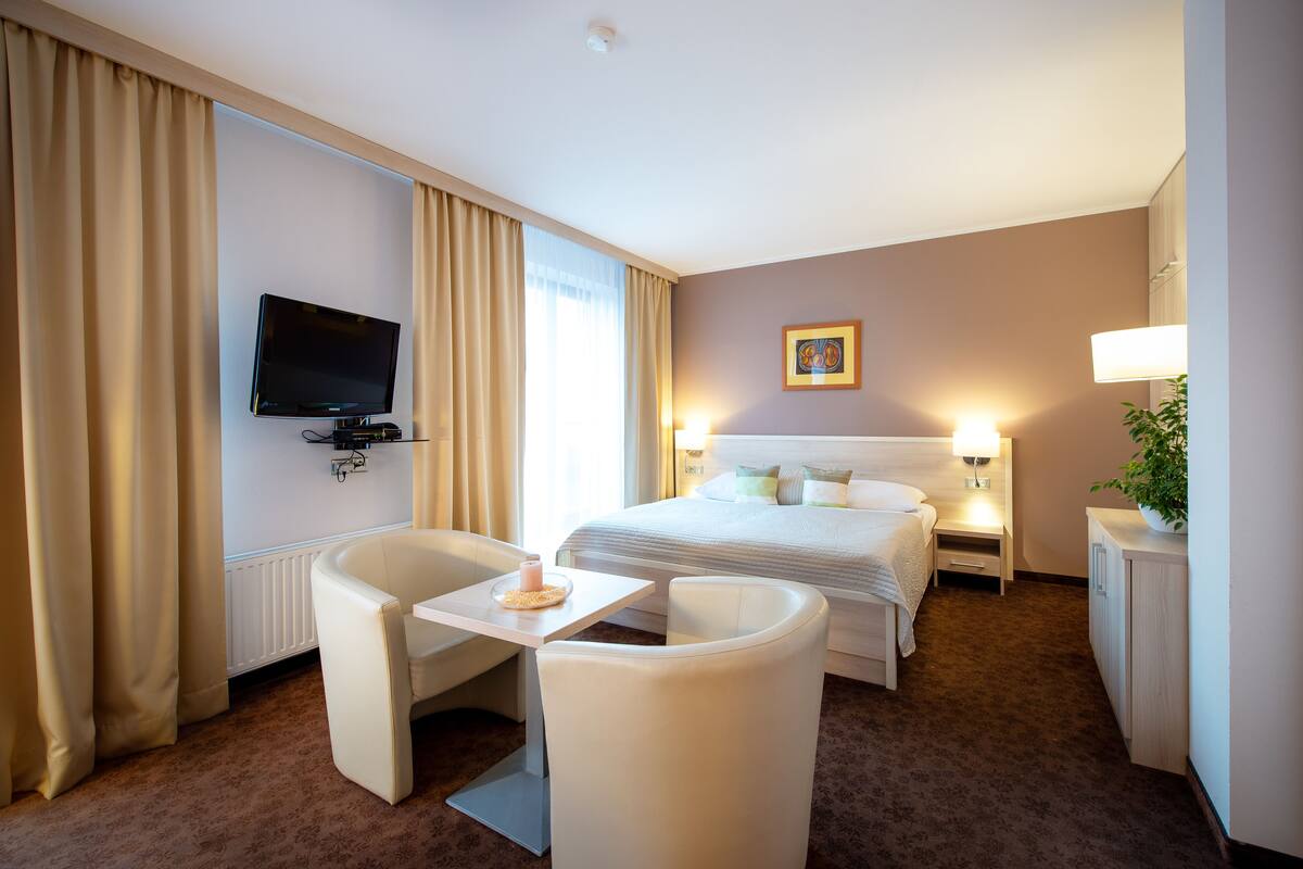 comfort triple room | minibar, in-room safe, desk, blackout curtains