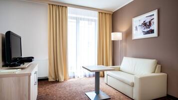 Comfort Double Room | Minibar, in-room safe, desk, blackout drapes