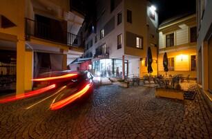 Fachada da propriedade à noite