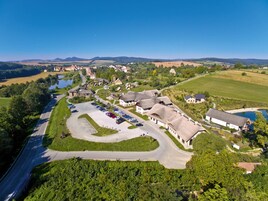 Vista aérea de una zona residencial con casas, un estacionamiento y un río.