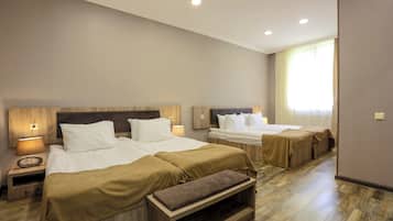 Habitación cuádruple estándar | Ropa de cama de alta calidad, caja fuerte, mobiliario individual