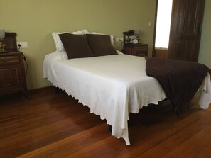 Kahden hengen deluxe-huone, oma kylpyhuone | Työpöytä, pimennysverhot, äänieristys, ilmaiset vauvansängyt