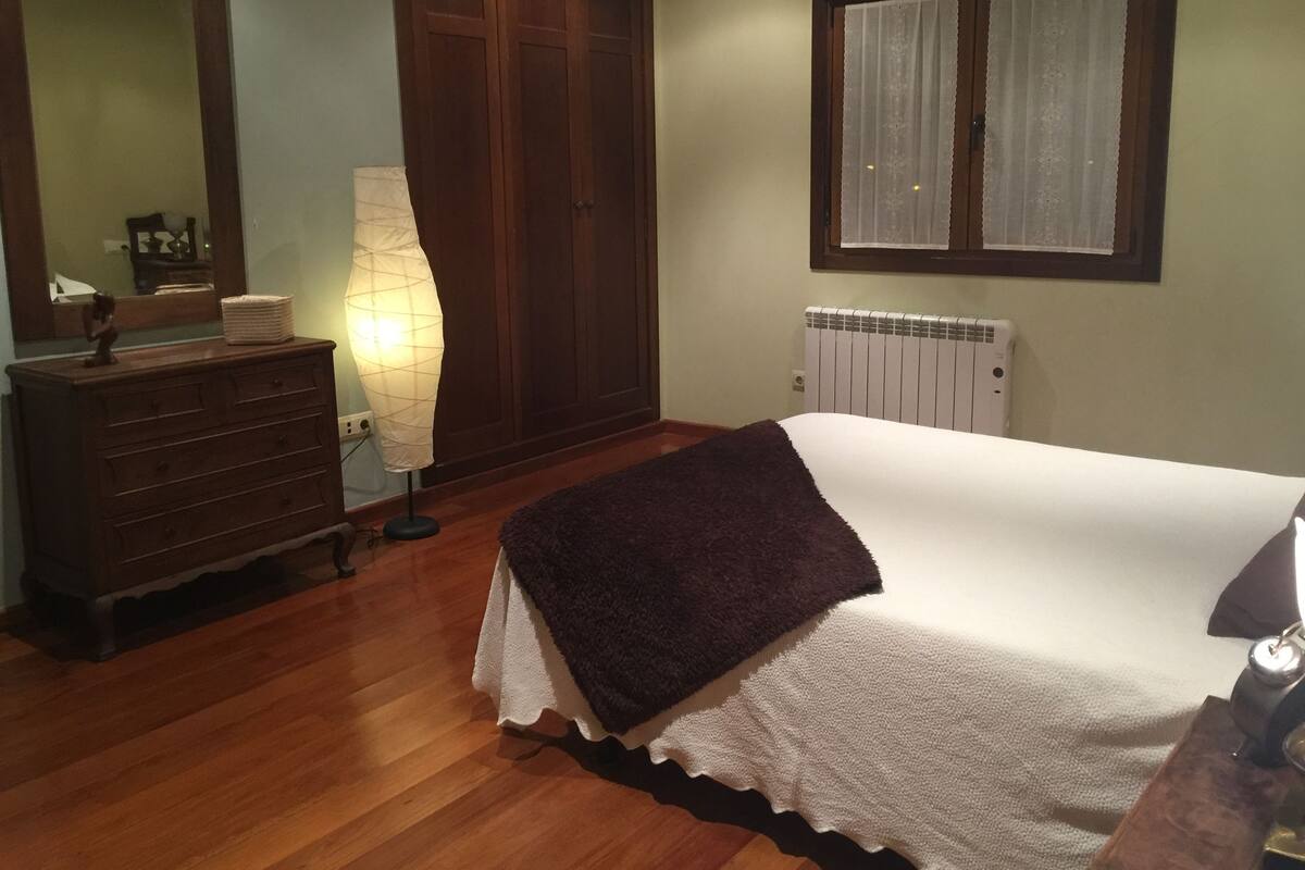 Bureau, rideaux occultants, chambres insonorisées, lits bébé (gratuits)