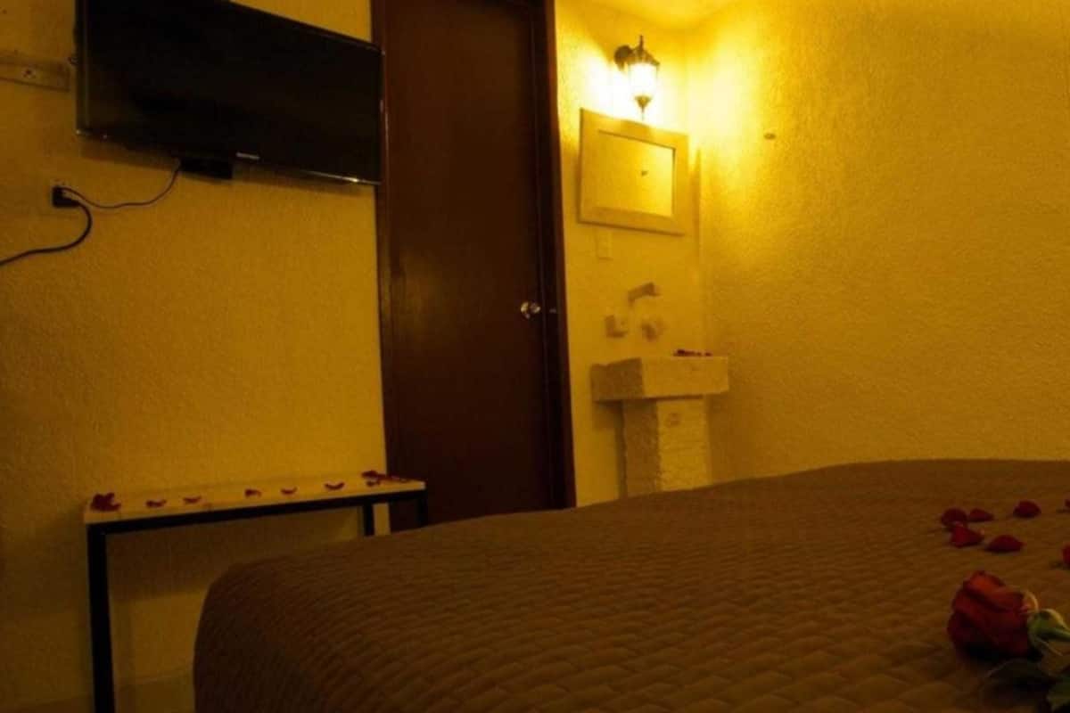 Standard Room, 1 Double Bed, Non Smoking | Blackout drapes, iron/ironing board, WiFi (free), bed sheets