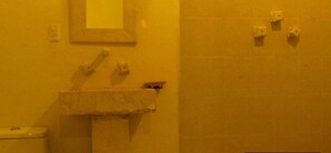 غرفة عادية - سرير مزدوج - لغير المدخنين | حمام | وحدات دش مع أحواض استحمام، مستلزمات مجانية للعناية الشخصية، مناشف