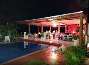 Una piscina al aire libre