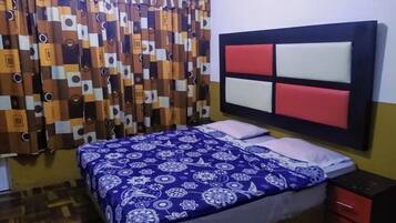 Habitación cuádruple Grand, 2 camas matrimoniales, para no fumadores | Wifi gratis y ropa de cama