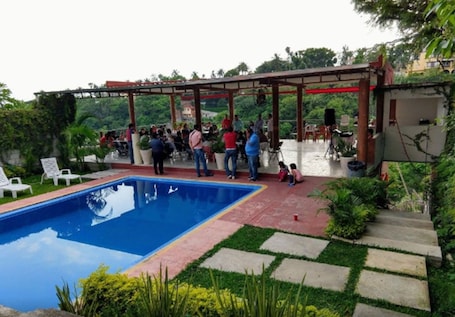 Una piscina al aire libre