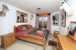 3 bedrooms, desk, iron/ironing board, travel cot