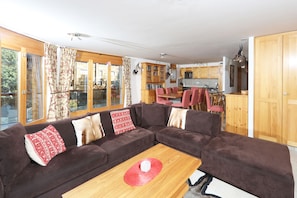 Smart TV, fireplace, DVD player, books