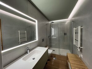 Combined shower/bathtub, hair dryer, towels, shampoo - Lencastre House: city and nature (Viana do Castelo)
