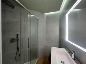 Chuveiro/banheira combinados, secador de cabelo, toalhas de banho 