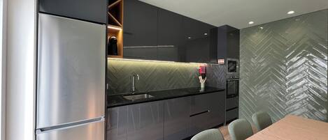 Frigorifero, microonde, forno, piano cottura