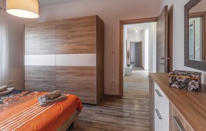 3 bedrooms, in-room safe, travel cot, free WiFi