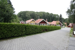 Property grounds - Comfortable vacation home with a sauna and whirlpool directly by the lake (Güstrow)