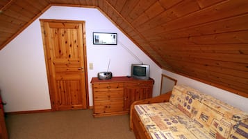 3 makuuhuonetta, tallelokero huoneessa, silitysrauta/-lauta