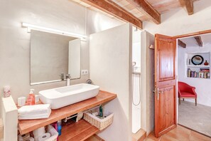 Shower, free toiletries, hair dryer, towels