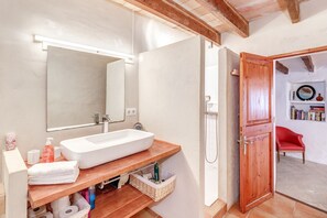 Dusche, kostenlose Toilettenartikel, Haartrockner, Handtücher