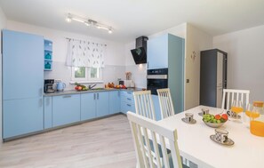 Een koelkast, een kookplaat, een vaatwasser