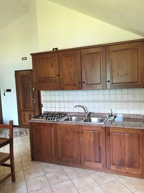 Mikrowelle, Herdplatte, Hochstuhl, Kochgeschirr/Geschirr/Besteck