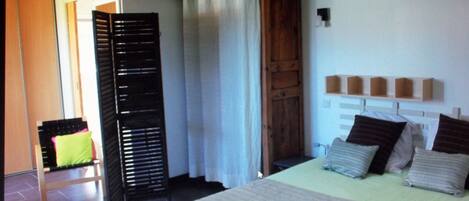 1 habitación, tabla de planchar con plancha, wifi gratis y ropa de cama