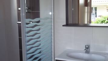 Douche, sĂšche-cheveux, serviettes fournies, savon