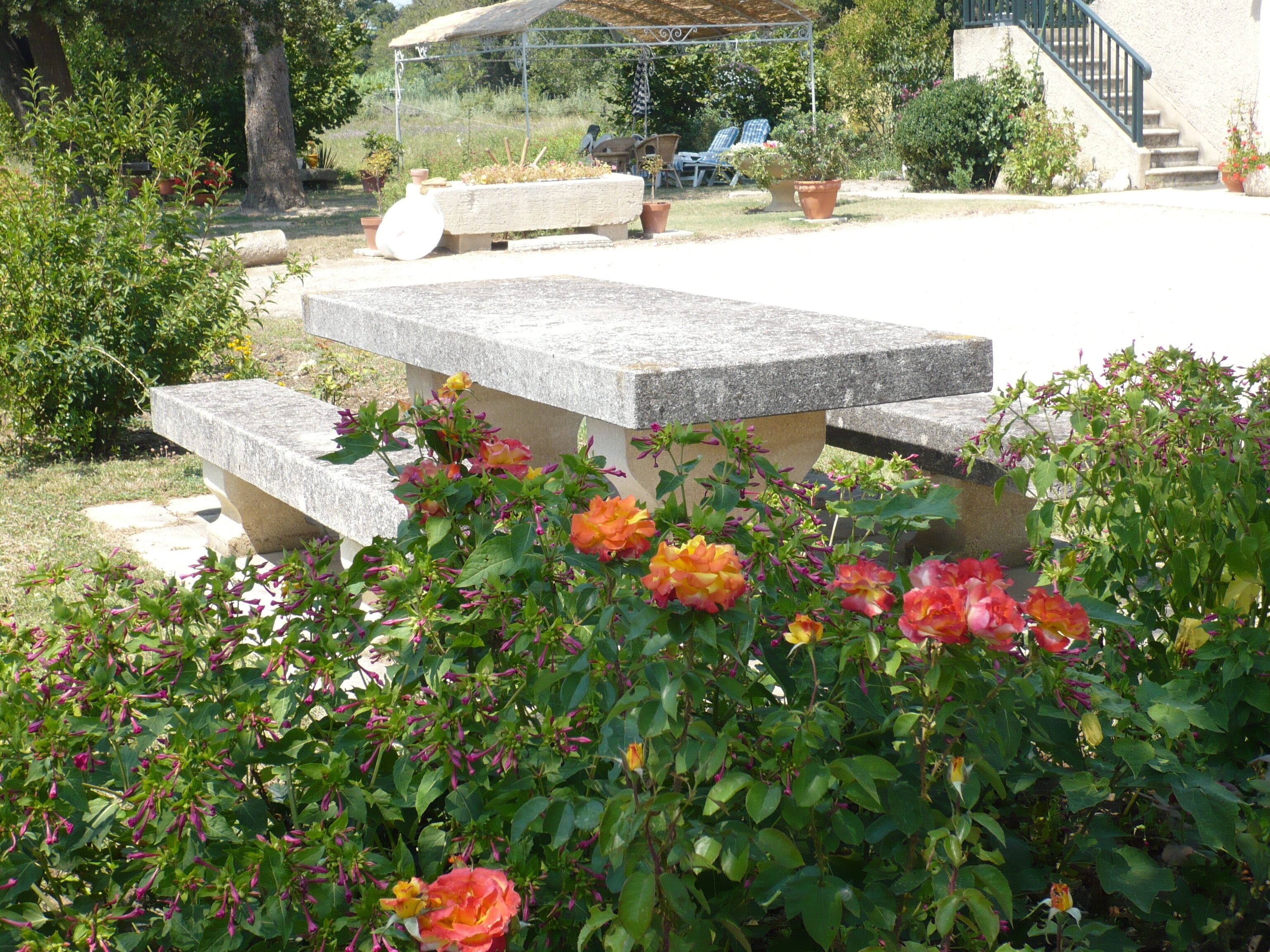 Table en pierre er fleurs