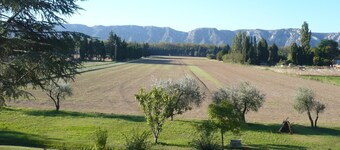 Saint-Remy-de-Provence, Gîte de France label, all mod cons, view of les Alpilles