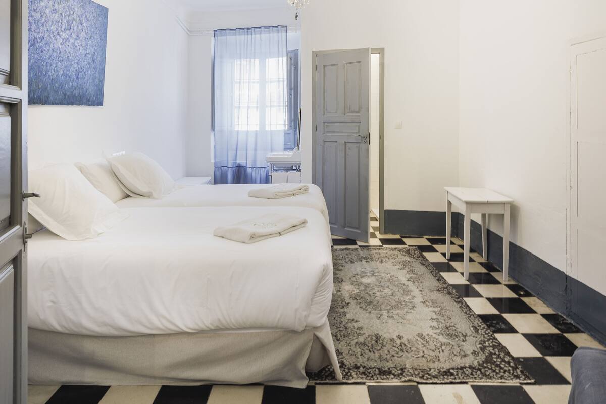 Design-Zweibettzimmer, barrierefrei (La Habitación Azul) | Wohnbereich