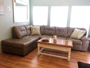 Älytelevisio, videopelikonsoli, DVD-soitin, kirjoja