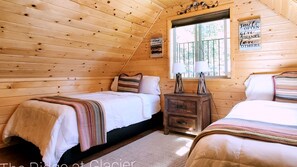 3 bedrooms, iron/ironing board, travel crib, free WiFi - The Ridge At Glacier / Highlander Cabin #1 (Coram)
