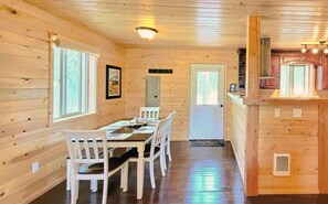 Dining - The Ridge At Glacier / Highlander Cabin #1 (Coram)